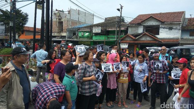 Massa Pro Ahok Gelar Aksi di Depan Mako Brimob