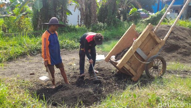 Cerita Kakek dan Polisi di Pekalongan Bahu Membahu Tambal 