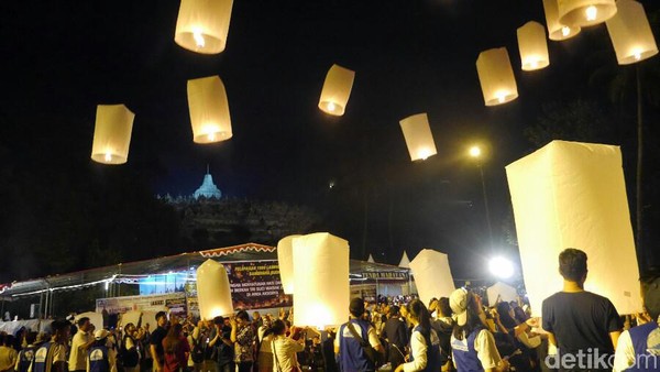 Wah... Cantiknya Lampion Waisak Hiasi Langit Borobudur