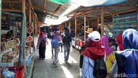 Sebelum pulang bisa belanja oleh-oleh dulu. Tak sulit mencari kios oleh-oleh, letaknya di sepanjang jalan menuju pintu keluar dan area parkir (Kurnia/detikTravel)