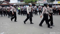 Polisi memblokade pintu masuk Mako Brimob.
