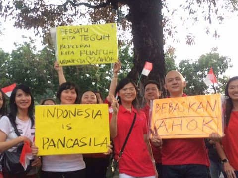 Massa juga membawa spanduk dukungan untuk Ahok