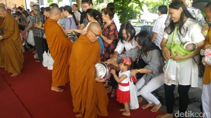 Pindapata dan Pelepasan Makhluk Berlangsung Khidmat di Semarang