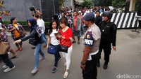 Massa pendukung Ahok datang melalui jalan kecil di dekat Mako Brimob.