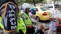 Apabila ada pengendara yang melanggar lalu lintas, polisi langsung menindak dengan memberikan surat tilang.