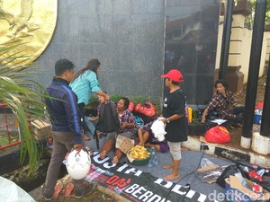Libur Waisak, Massa Pro-Ahok Tetap Gelar Aksi di Depan Mako Brimob