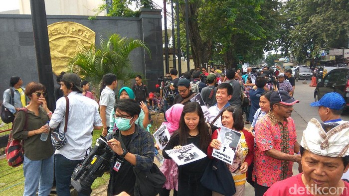 Massa Pro-Ahok Gelar Aksi di Depan Mako Brimob