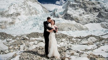 Gunung Everest ternyata juga pernah menjadi lokasi pemotretan kedua pasangan yang hendak menikah loh, alias pre-wedding. Foto: Charleton Churchill