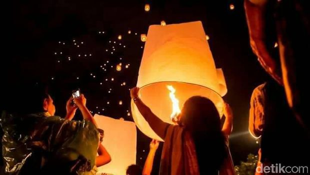 1.000 Lampion Waisak Dilepas di Candi Muaro Jambi