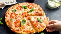 Memanaskan pizza juga ada trik khususnya. Jangan panaskan pizza dengan microwave. Sebaiknya panaskan pizza dengan wajan tanpa minyak dan percikan sedikit air di atas pizza. Ini bisa menjaga kerenyahan pinggiran pizza dan melelehkan topping pizza. Foto: iStock