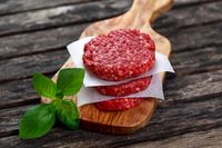 Ini Alasan Daging <i>Patty</i> Burger Mentah Sebaiknya Tidak Ditaruh di Suhu Ruang
