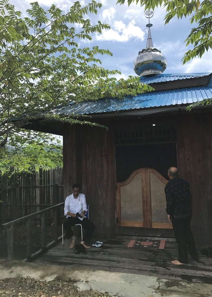Cerita Jokowi Salat di Musala Kecil di Jayapura