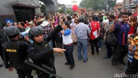 Aksi tersebut mendapat penjagaan dari personel Brimob.