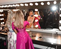 Paris Hilton Mengklaim Sebagai Pencipta Pertama Tren Selfie