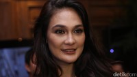Luna Maya terlihat fresh dengan penampilannya kali ini. Foto: Hanif/detikHOT