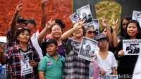 Para pendukung Ahok juga mengacung dua jarinya selama aksi di depan Mako Brimob.
