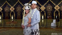 Dalam akad nikah itu, keduanya mengenakan busana abu-abu. Foto: Noel/detikHOT