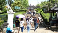 Candi Borobudur tetap buka seperti biasa di hari libur Waisak. Mereka tampak antusias berjalan dan naik ke puncak candi (Kurnia/detikTravel)