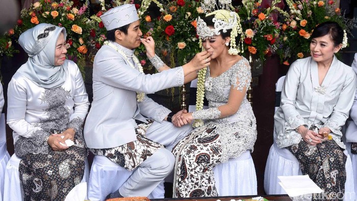 Adat Sunda Jadi Konsep Pernikahan Fikha dan Lale Maliq & DEssentials