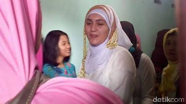 Mempelai wanita, Ilaria. 