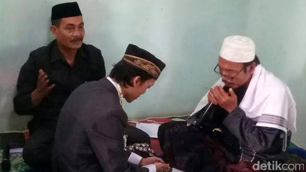 Mempelai pria, Dzulfikar saat akad nikah. 