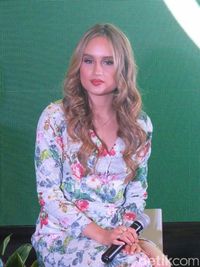 Foto: Seksinya Cinta Laura Berbalut Gaun Floral 