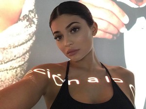 Kylie Jenner Pamer Foto Tanpa Bra di Instagram