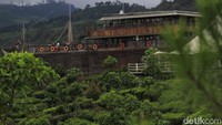Glamour Camping (Glamping) Lakeside Rancabali adalah sebuah restoran berbetuk kapal yang dinamakan Phinisi Resto. Perahu ini berada di tepi Situ Patenggang, Rancabali, Kabupaten Bandung, Jawa Barat (Wisma/detikTravel)
