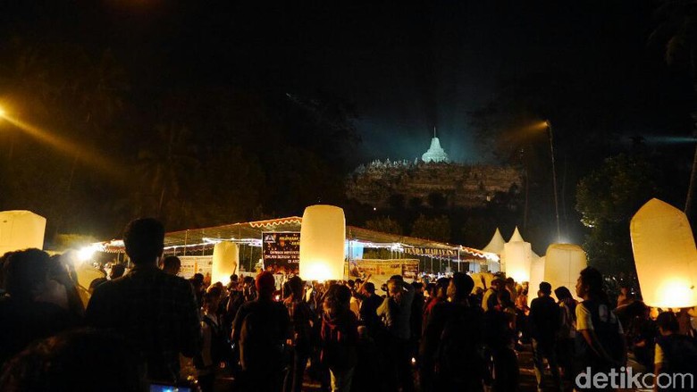Pelepasan lampion Waisak di Candi Borobudur tahun lalu (Kurnia/detikTravel) Pelepasan lampion Waisak di Candi Borobudur tahun lalu (Kurnia/detikTravel)