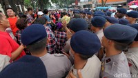 Aparat Brimob membentuk barikade supaya massa balik dari lokasi.
