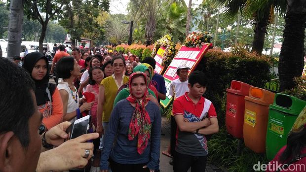 Warga Ingin Berfoto, 'Ahok-Djarot' Dikeluarkan dari Balai Kota