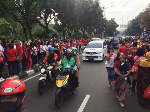 Jalan di Medan Merdeka Selatan tersendat