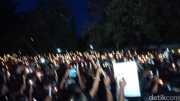 Seribuan Orang Nyalakan Lilin di Lapangan Renon Bali untuk Ahok