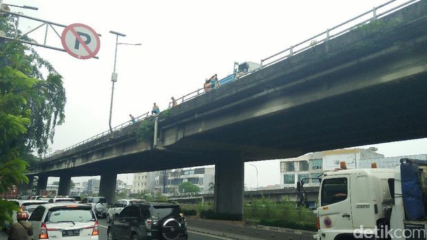 Cerita Warga Soal Penumpang Pajero yang Jatuh dari Atas Flyover Tol