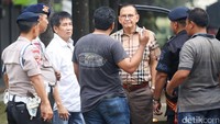 Saat memasuki area Mako Brimob, Roy Marten dan Sys NS sempat turun dari mobilnya dan berbicara dengan petugas. 