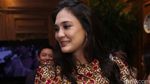 Luna Maya Kece Berbatik