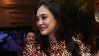 Luna Maya terlihat lebih chubby. Foto: Hanif/detikHOT