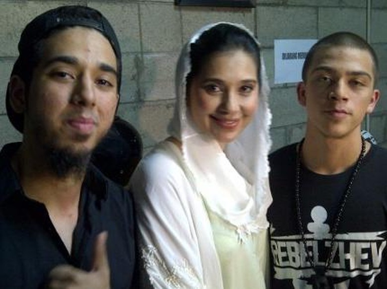 Foto: Ayu Azhari Diapit Dua Anaknya, Axel dan Sean (dok detikHOT) Foto: Ayu Azhari Diapit Dua Anaknya, Axel dan Sean (dok detikHOT)