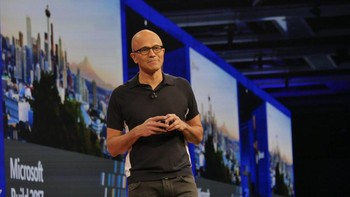 Satya Nadella, sang CEO Microsoft, lahir di India seperti Sundar Pichai. Dia juga lahir di keluarga biasa-biasa saja. Namun kerja keras dan otaknya yang pintar mengantarkannya ke Amerika Serikat, menempuh pendidikan di sana dan jadi sosok kunci di Microsoft. Foto: Microsoft