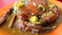Santiga Seafood Abeng, Fatmawati punya ragam seafood enak termasuk kepiting. Kepiting berukuran besar dengan daging yang lembut sangat enak dinikmati bersama dengan saus Padang. Kuahnya gurih pedas, enak dinikmati dengan nasi hangat. Foto: detikFood