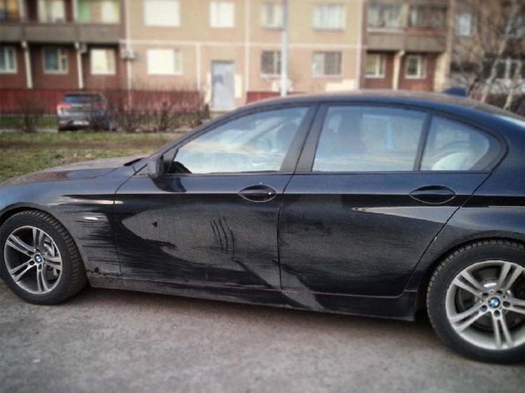 Karya Seni di Mobil Berdebu