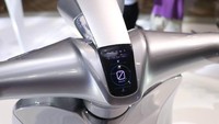 Tampilan speedometernya beda ya? Konsol digitalnya memuat berbagai informasi seperti bahan bakar, speedometer, penunjuk waktu dan penunjuk temperatur.Foto: Indianautosblog
