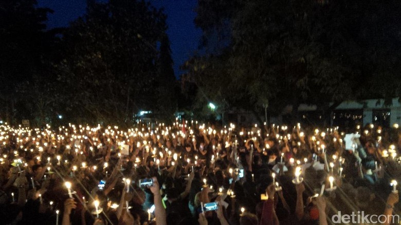 Massa Nyalakan Lilin di Lapangan Renon Bali untuk Ahok Massa Nyalakan Lilin di Lapangan Renon Bali untuk Ahok