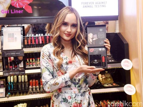 The Body Shop Rilis Make-up Edisi Terbatas Kolaborasi dengan Cinta Laura 