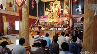 Umat Buddha malakukan Puja Bhakti Waisak.