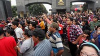 Begitu datang, mereka berbaur dengan massa yang sudah berada di Mako Brimob.