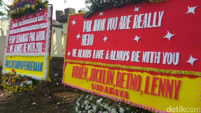 Karangan Bunga untuk Ahok Dipajang di Polresta Depok