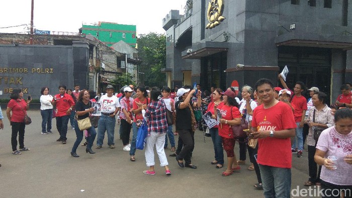 Massa Pro-Ahok Nyanyi Maju Tak Gentar di Depan Mako Brimob