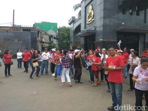 Massa Pro-Ahok Nyanyi Maju Tak Gentar di Depan Mako Brimob