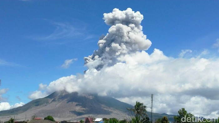 Gunung Sinabung Kembali Erupsi, Kolom Abu Capai 2.300 Meter